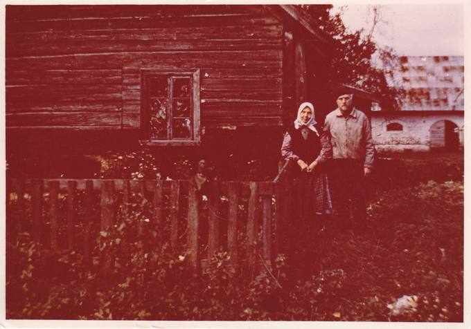 Rašytojas Jonas Mikelinskas su mama gimtuosiuose Ratkūnuose